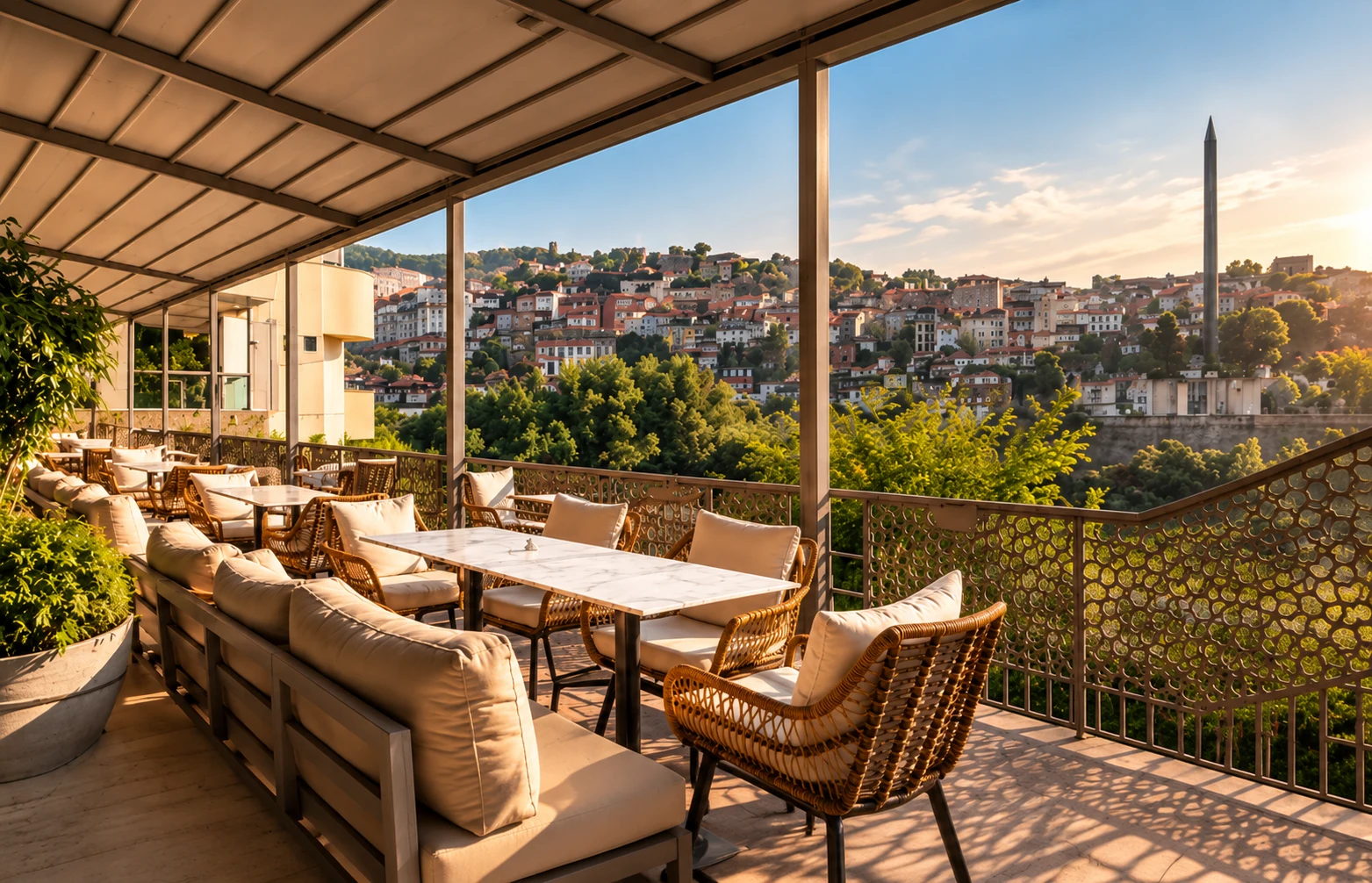 Панорамната тераса на Bella Vista с гледка към Велико Търново